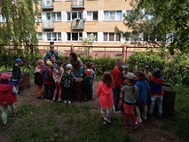 Dzieci stoją obok doniczek