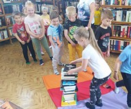 Układamy wieżę z książek