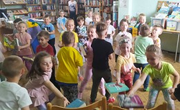 Zabawy ruchowe z książką