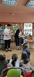 Nagrody dla dzieci i dyplomy wręczane przez bibliotekarkę i Dyrektorkę Beatę Sawę- Jovanowską