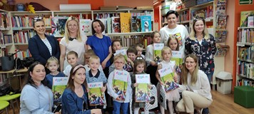 Zdjęcie pamiątkowe uczestników konkursu plastycznego 