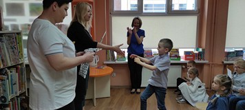 Nagrody dla dzieci i dyplomy wręczane przez bibliotekarkę i Dyrektorkę Beatę Sawę- Jovanowską