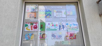 Wystawa prac plastycznych w witrynie okna naszej biblioteki