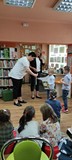 Nagrody dla dzieci i dyplomy wręczane przez bibliotekarkę i Dyrektorkę Beatę Sawę- Jovanowską