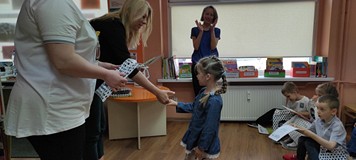 Nagrody dla dzieci i dyplomy wręczane przez bibliotekarkę i Dyrektorkę Beatę Sawę- Jovanowską