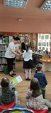 Nagrody dla dzieci i dyplomy wręczane przez bibliotekarkę i Dyrektorkę Beatę Sawę- Jovanowską