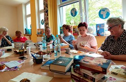 Czytelniczki utrwalają sobie imiona, przedstawiając się i przypominając imię siedzącej obok koleżank