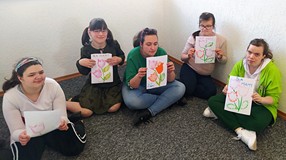 Grupa z wykonanymi własnoręcznie laurkami