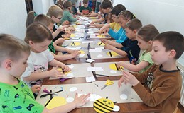 Tworzenie żółto-czarnej pszczoły