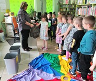 Dziewczynka losuje przedmiot