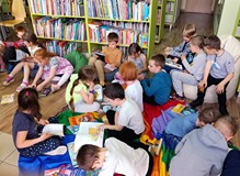 Na zakończenie spotkania dzieci oglądają wybrane książki