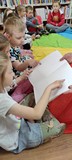 Zapoznajemy dzieci z pismem Braille'a, dzieci oglądają czasopismo 