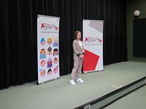 Uczestniczka konkursu podczas recytacji.