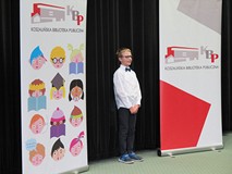 Uczestnik konkursu podczas recytacji.