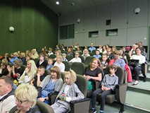 Uczestnicy wraz z opiekunami na widowni.