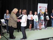 Elżbieta Malczewska-Giemza oraz Ewa Czapik-Kowalewska rozdają dyplomy i nagrody książkowe.