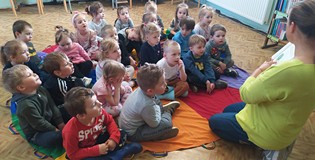 Wspólne czytanie książki Czy mogę się przytulić