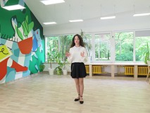 Uczestniczka konkursu podczas recytacji.