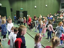 Powiatowe święto czytelnika dziecięcego w Koszalińskiej Bibliotece Publicznej. Uczestnicy imprezy uc