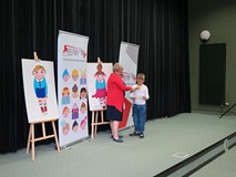Powiatowe święto czytelnika dziecięcego w Koszalińskiej Bibliotece Publicznej. Jeden z uczestników i