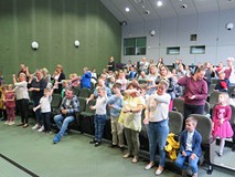 Powiatowe święto czytelnika dziecięcego w Koszalińskiej Bibliotece Publicznej. Uczestnicy imprezy w 
