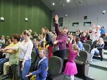 Powiatowe święto czytelnika dziecięcego w Koszalińskiej Bibliotece Publicznej. Uczestnicy imprezy w 