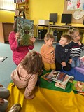 dzieci oglądają książkę 