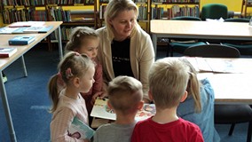 dzieci oglądają książki