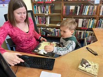 chłopiec wciela się w rolę bibliotekarza