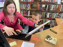 chłopiec wciela się w rolę bibliotekarza