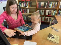 dziewczynka wciela się w rolę bibliotekarza