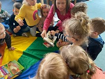 dzieci czytają ksiązkę 