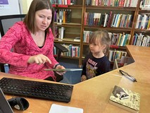 dziewczynka wciela się w rolę bibliotekarza