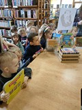 przedszkolaki wcielają się w rolę bibliotekarza