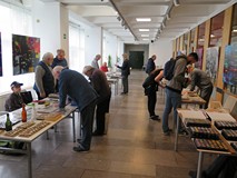 Uczestnicy majowej Giełdy Kolekcjonerskiej w KBP