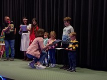 Bibliotekarka wręcza nagrody najaktywniejszym małym czytelnikom