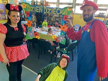 smok, myszka Minnie i Mario pozują do wspólnego zdjęcia