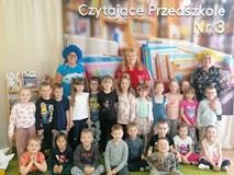 Przedszkolaki, które brały udział w spotkaniu, stoją w dwóch rzędach wraz z trzema nauczycielkami