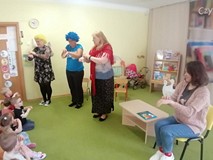 Bibliotekarka i dzieci podczas wspólnej zabawy