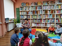 Spotkanie w bibliotece z przedszkolakami i głośne czytanie książki pt. 