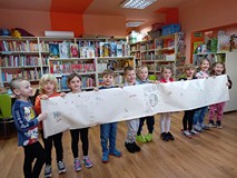 Przedszkolaki prezentują wykonana pracę plastyczną w bibliotece