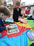 Przedszkolaki oglądają nasz księgozbiór