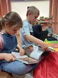 Przedszkolaki oglądają nasz księgozbiór
