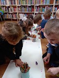 Przedszkolaki wykonują pracę plastyczną