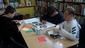 oglądanie książek przy stołach