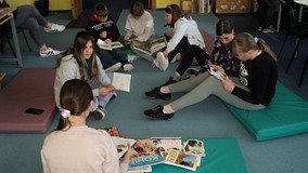 oglądanie książek na materacach