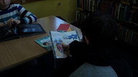 oglądanie książek przy stołach