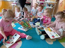 Maluszki oglądają książeczki