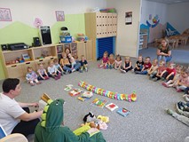 Prezentacja książeczek przez biliotekarki