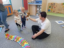 Zabawy z pluszowymi pacynkami